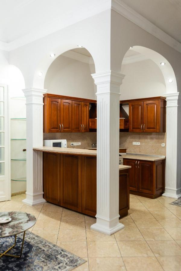 Luxury Downtown 3 Bedroom Apartment By Synagoge With Beautiful View Budapest Exterior photo