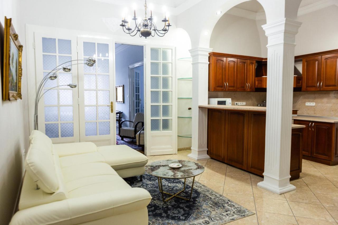 Luxury Downtown 3 Bedroom Apartment By Synagoge With Beautiful View Budapest Exterior photo
